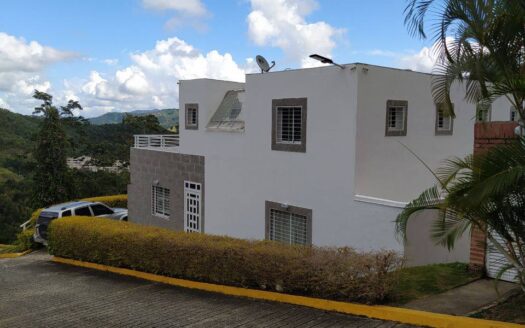 Casa Quinta en Urbanización Bosques de la Lagunita, El Hatillo